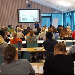 En gruppe mennesker i et undervisningsrom